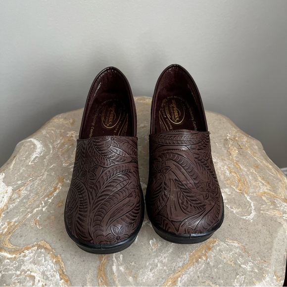 Easy Works Lyndee Women’s 9 Clog Brown Slip Resistant Work Shoe Floral Design - Picture 3 of 11